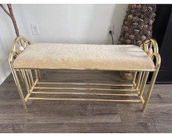 Tocador Rosalco de latón vintage de 1987 con medallón floral y terciopelo color crema estilo Hollywood