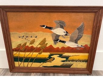 Cuadro antiguo de gansos canadienses en terciopelo, enmarcado, con escena de vida silvestre al atardecer en un pantano, 26x20