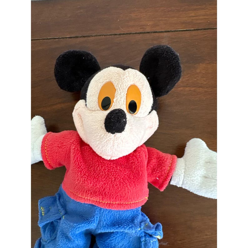 Peluche vintage Fisher Price Disney Topolino y2k 2001 con maglietta rossa e pantaloni blu immagine 2