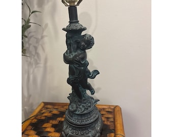 Vintage MCM Cherub Putti bordslampa i äkta brons med utsmyckad bas