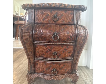 Vintage MCO vävd rotting nattduksbord med 4 lådor, timglas accentbord