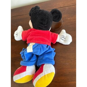 Peluche vintage Fisher Price Disney Topolino y2k 2001 con maglietta rossa e pantaloni blu immagine 4