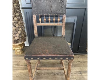 Silla auxiliar renacentista de cuero repujado de estilo Enrique II del siglo XIX con marco de madera de huso estilo gótico.