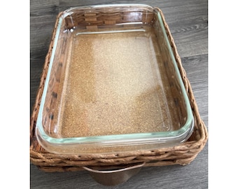 Juego vintage de fuente para hornear de vidrio transparente Pyrex 233-N de 3 cuartos con cesta de mimbre.