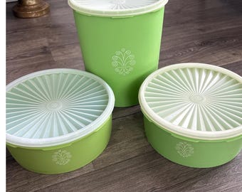 Juego de 3 recipientes Tupperware Servalier vintage de los años 70, color verde lima con tapas con diseño de rayos de sol.