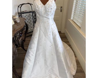 Alfred Angelo witte A-lijn trouwjurk met halter en kralen, RN 24766