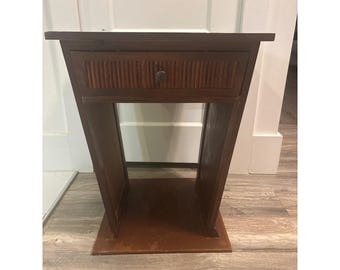 Tavolino laterale vintage in legno con alette, comodino affusolato marrone 18x18x24