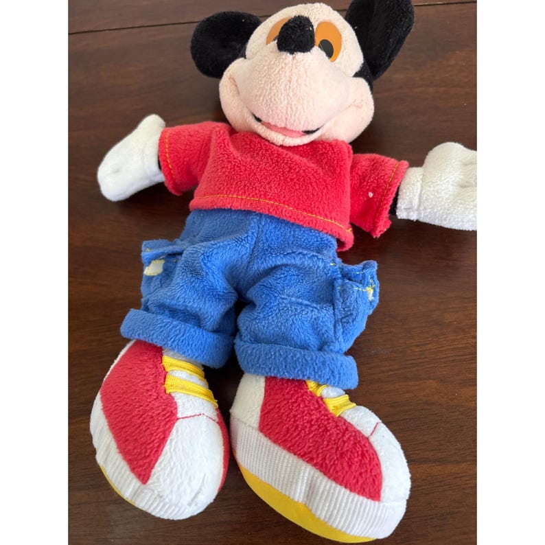 Peluche vintage Fisher Price Disney Topolino y2k 2001 con maglietta rossa e pantaloni blu immagine 3