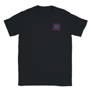Puede incluir: Camiseta negra con un pequeño diseño bordado colorido en la parte superior izquierda del pecho. El diseño presenta un patrón cuadrado con acentos rojos, azules y amarillos. La camiseta está hecha de un material suave y cómodo.