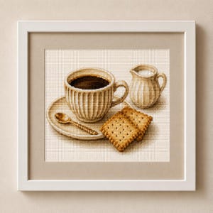 Peut inclure: Une broderie au point de croix encadrée en blanc, représentant une tasse à café côtelée remplie de liquide sombre sur une soucoupe assortie, une petite cuillère, un pot à lait et deux biscuits carrés pointillés, dans des tons beige et brun.