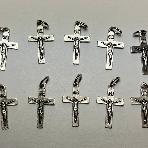 10 Crucifix Charms - 21mm Tall, Small Size, Oxidized Base Metal, Silver Color, Rosary Parts, Crucifixes, Simple Style, Cross, Pendant, Italy