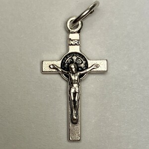 1 dije de crucifijo - 23 mm de largo, metal plateado, color plateado, piezas de rosario, crucifijos, estilo simple, cruz, colgante, benedictino, Italia