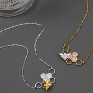 Colgante de lujo de alta gama con collar de abejas de concha blanca con diseño artístico original de plata esterlina S925, regalo perfecto 917