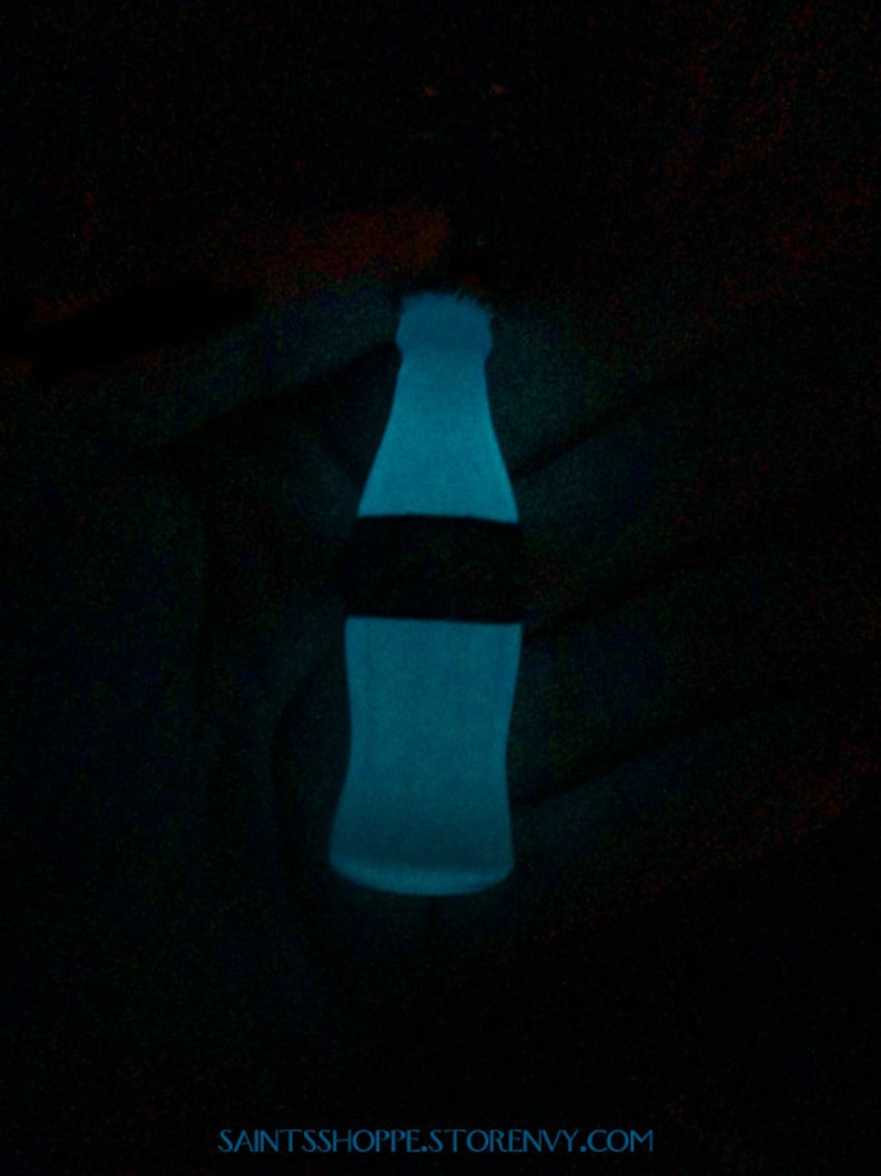 Wasteland Cola Charms Glow in the Dark Bild 3