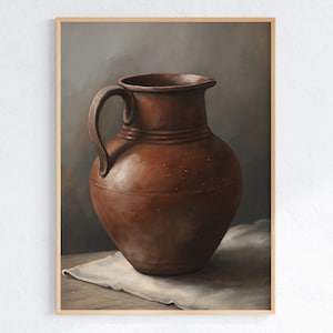 Puede incluir: Un cántaro de barro marrón con una boca ancha y un asa. El cántaro está sentado sobre un paño blanco sobre una superficie de madera.