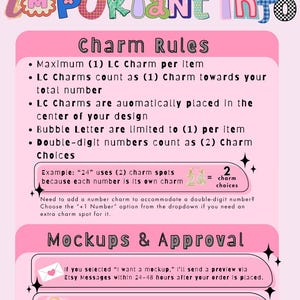 K&ouml;nnte beinhalten: Eine rosa Infografik mit dem Titel IMPORTANT INFO mit Abschnitten f&uuml;r Charm Rules und Mockups & Approval. Sie enth&auml;lt Richtlinien f&uuml;r die Platzierung von Charms, Begrenzungen f&uuml;r Buchstaben, die Z&auml;hlung zweistelliger Zahlen und den Vorschauprozess.