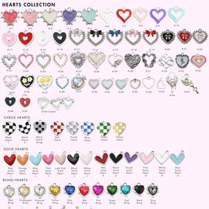 K&ouml;nnte beinhalten: Eine Sammlung von herzf&ouml;rmigen Anh&auml;ngern mit der Aufschrift Charmed by Adds, die verschiedene Stile wie Volltonfarben, Karomuster und mit Strasssteinen verzierte Designs umfasst. Die Auswahl enth&auml;lt silberfarbene Metallanh&auml;nger mit Emaille-, Glitzer- und Kristallakzenten, die in Reihen mit alphanumerischen Kennungen f&uuml;r jedes einzelne St&uuml;ck angeordnet sind.