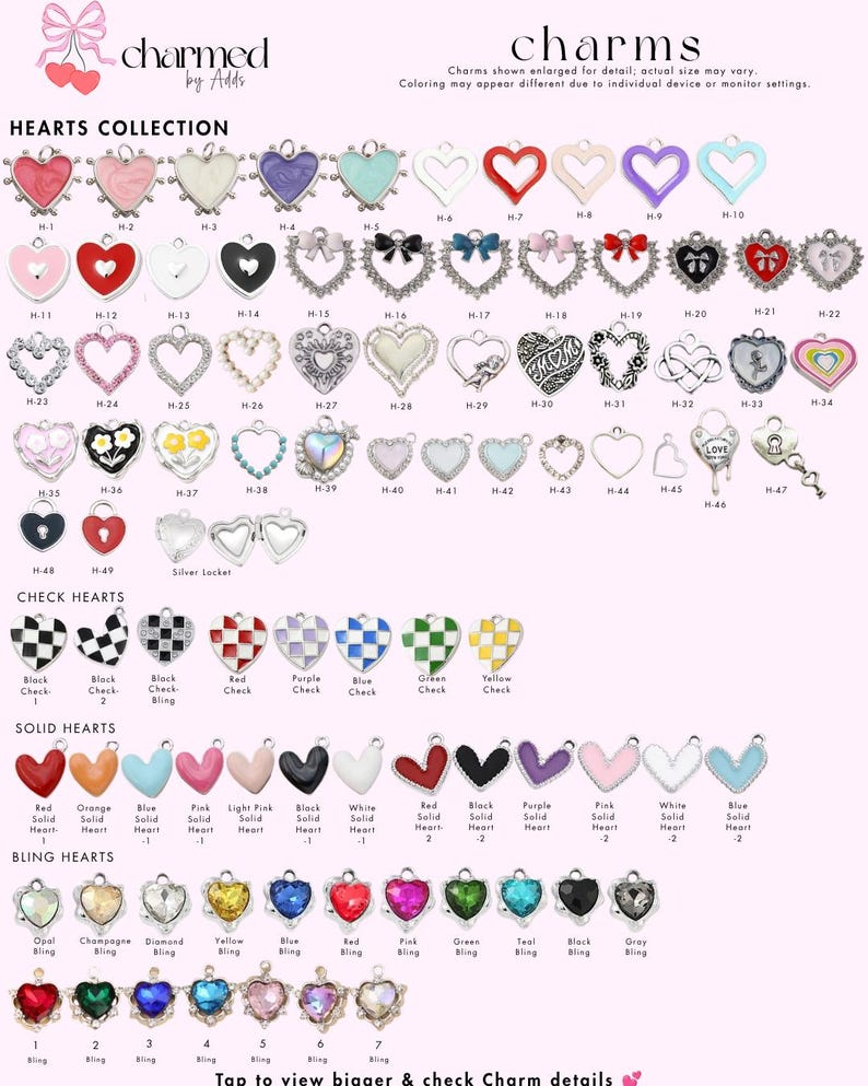 K&ouml;nnte beinhalten: Eine Sammlung von herzf&ouml;rmigen Anh&auml;ngern mit der Aufschrift Charmed by Adds, die verschiedene Stile wie Volltonfarben, Karomuster und mit Strasssteinen verzierte Designs umfasst. Die Auswahl enth&auml;lt silberfarbene Metallanh&auml;nger mit Emaille-, Glitzer- und Kristallakzenten, die in Reihen mit alphanumerischen Kennungen f&uuml;r jedes einzelne St&uuml;ck angeordnet sind.