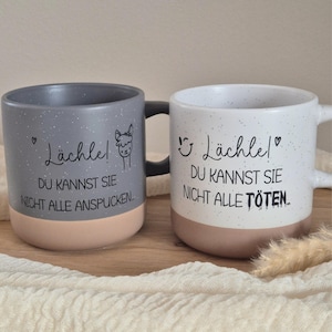 Tasse mit Spruch, Lächle! Du kannst sie nicht alle töten /anspucken, Keramik Kaffeetasse Lustiger Statement Becher Freunde Kollegen witzig