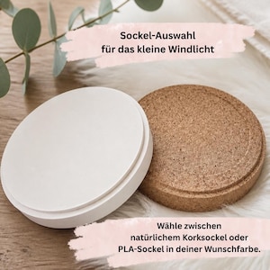 May include: Two circular bases for a small lantern, one made of light brown textured cork and the other a smooth white material. Text on the image reads: Sockel-Auswahl f&uuml;r das kleine Windlicht and W&auml;hle zwischen nat&uuml;rlichem Korksockel oder PLA-Sockel in deiner Wunschfarbe.