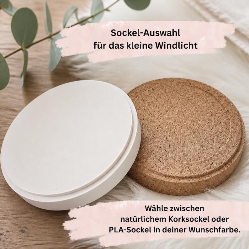 May include: Two circular bases for a small lantern, one made of light brown textured cork and the other a smooth white material. Text on the image reads: Sockel-Auswahl f&uuml;r das kleine Windlicht and W&auml;hle zwischen nat&uuml;rlichem Korksockel oder PLA-Sockel in deiner Wunschfarbe.
