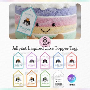 Puede incluir: Un pastel multicolor con una cara sonriente y una etiqueta que dice "Jellycat". La imagen también muestra ocho etiquetas de decoración de pastel coloridas con un logotipo de gato y el texto "Jellycat Inspired Cake Topper Tags."