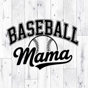 Op de afbeelding: Zwart-wit grafisch ontwerp met de woorden "BASEBALL Mama" boven een honkbalillustratie. De tekst is in een vetgedrukte, collegiale lettertype, tegen een witte houtnerf achtergrond.