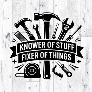 Può includere: Grafica in bianco e nero con vari strumenti, tra cui martelli, chiavi inglesi e cacciaviti, disposti attorno a uno striscione. Lo striscione recita "Knower of Stuff, Fixer of Things". Il design è ambientato su uno sfondo bianco con venature del legno.