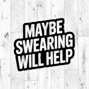 Puede incluir: Una taza de cerámica blanca con un asa negra y el texto "But First, Coffee" en negrita negra. La taza se encuentra sobre un fondo borroso, sugiriendo un ambiente acogedor.