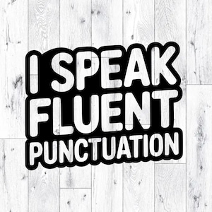 Puede incluir: Una pegatina en blanco y negro con el texto "I SPEAK FLUENT PUNCTUATION". El texto está en negrita, sin serifa, con un borde negro. La pegatina está sobre un fondo blanco con vetas de madera.