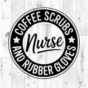 Puede incluir: Un diseño circular en blanco y negro sobre un fondo de madera clara. El diseño presenta las palabras "Coffee Scrubs and Rubber Gloves" en el borde exterior, con la palabra "Nurse" en el centro.
