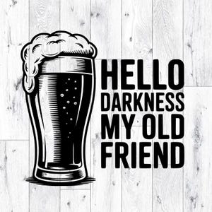 以下が含まれることがあります： 黒と白のグラフィックで、濃いビールと泡が入ったビールグラス。テキスト「HELLO DARKNESS MY OLD FRIEND」は太字の黒い文字で印刷されています。背景は白い木目模様です。