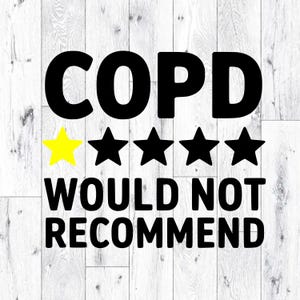 Puede incluir: Texto negro sobre fondo de madera blanca: "COPD WOULD NOT RECOMMEND". La palabra "COPD" está en negrita. Hay una estrella amarilla y cuatro estrellas negras.