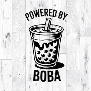 Puede incluir: Ilustración en blanco y negro de una taza de té boba con el texto "POWERED BY BOBA". La taza está llena de perlas de boba y tiene una pajita. La imagen está sobre un fondo de vetas de madera blanca.