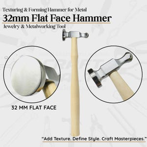 Op de afbeelding: Een 32 mm platte hamer voor sieraden en metaalbewerking. De hamer heeft een licht houten handvat en een zilveren metalen kop. De afbeelding bevat de tekst: "Add Texture. Define Style. Craft Masterpieces."