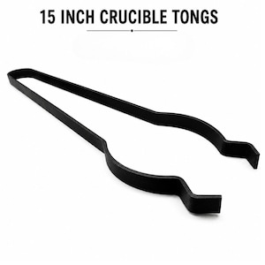 Op de afbeelding: Zwarte metalen kroesjestang met een lengte van 38,1 cm. Het gereedschap heeft een lange, smalle handgreep die uitloopt in een gebogen grijpsectie met twee naar binnen gerichte tanden. De tekst 15 INCH CRUCIBLE TONGS is zichtbaar.