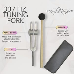 Puede incluir: Un diapasón plateado de 337 Hz con un mazo de madera y una funda negra. El texto de la imagen dice "337 HZ TUNING FORK" y "Perfect for meditation and balance."