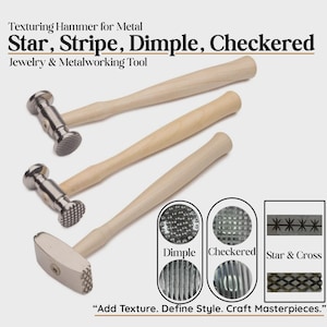 Könnte beinhalten: Drei Texturierungshämmer für die Metallbearbeitung mit Holzgriffen und verschiedenen gemusterten Köpfen. Das Bild enthält Nahaufnahmen der Dimple-, Checkered- und Star & Cross-Muster. Der Text lautet "Star, Stripe, Dimple, Checkered" und "Add Texture. Define Style. Craft Masterpieces."