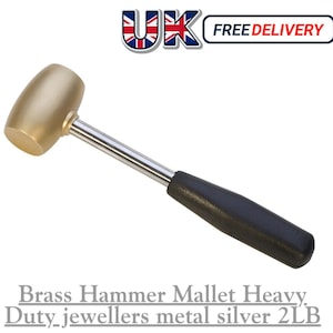 Könnte beinhalten: Ein Messinghammer mit goldenem Kopf, silbernem Schaft und schwarzem Griff. Der Text unten lautet "Brass Hammer Mallet Heavy Duty jewellers metal silver 2LB".