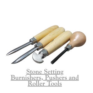 Könnte beinhalten: Ein Satz von Werkzeugen zum Steinefassen, darunter Polierer, Schieber und Rollwerkzeuge. Die Werkzeuge haben Holzgriffe und Metallspitzen. Der Text "Stone Setting Burnishers, Pushers and Roller Tools" ist unter den Werkzeugen abgebildet.