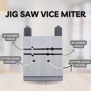 Może przedstawiać: Srebrny imadło do wyrzynarki z napisem "JIG SAW VICE MITER". Narzędzie posiada dwa regulowane pokrętła, uchwyty prowadnicy tnącej oraz oznaczenia kątów 45 i 90 stopni. Jest przeznaczone do precyzyjnego cięcia.
