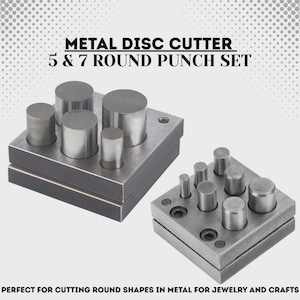 Könnte beinhalten: Metall-Scheibenschneider-Set mit 5 und 7 Rundstempeln. Das Set enthält zwei Metallblöcke mit zylindrischen Stempeln unterschiedlicher Größe. Der Text auf dem Bild lautet: "PERFECT FOR CUTTING ROUND SHAPES IN METAL FOR JEWELRY AND CRAFTS."