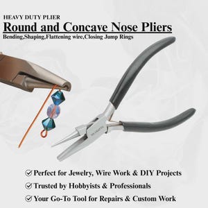 Puede incluir: Alicates de punta redonda y cóncava con mangos negros, ideales para la fabricación de joyas y el trabajo con alambre. Los alicates se muestran doblando alambre y cerrando anillas. El texto de la imagen dice "Heavy Duty Pliers" y "NS Crafts".