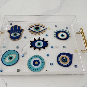 Bandeja de resina transparente con símbolos de Hamsa y mal de ojo, asas doradas, decoración judaica protectora, regalo espiritual, bandeja para servir hecha a mano.
