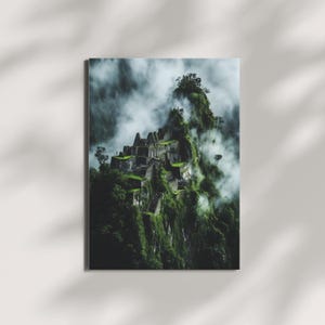 Meditation - Tempelposter im Nebelwald – Dschungel-Kunstdruck, Fantasy Wandbild, spirituelle Naturkunst, geheimnisvolle Ruinen Deko