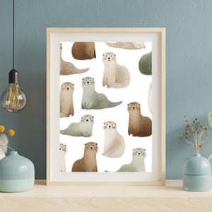 Könnte beinhalten: Ein gerahmter Kunstdruck mit einem sich wiederholenden Muster von Cartoon-Ottern in verschiedenen Braun- und Grautönen auf weißem Hintergrund. Die Otter sind in verschiedenen Posen dargestellt. Der Rahmen ist hellbraun.