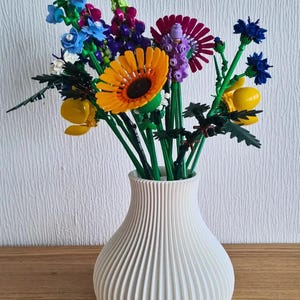 3D Printed Vase with Insert | Compatible Display for LEGO® Flower Sets | Ribbed Modern Vase for LEGO® Botanical Collection