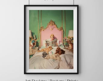 Kobieta czytająca w łóżku z psami, glamour w stylu vintage, elegancki wydruk ścienny, plakat do sypialni, kobiecy szyk