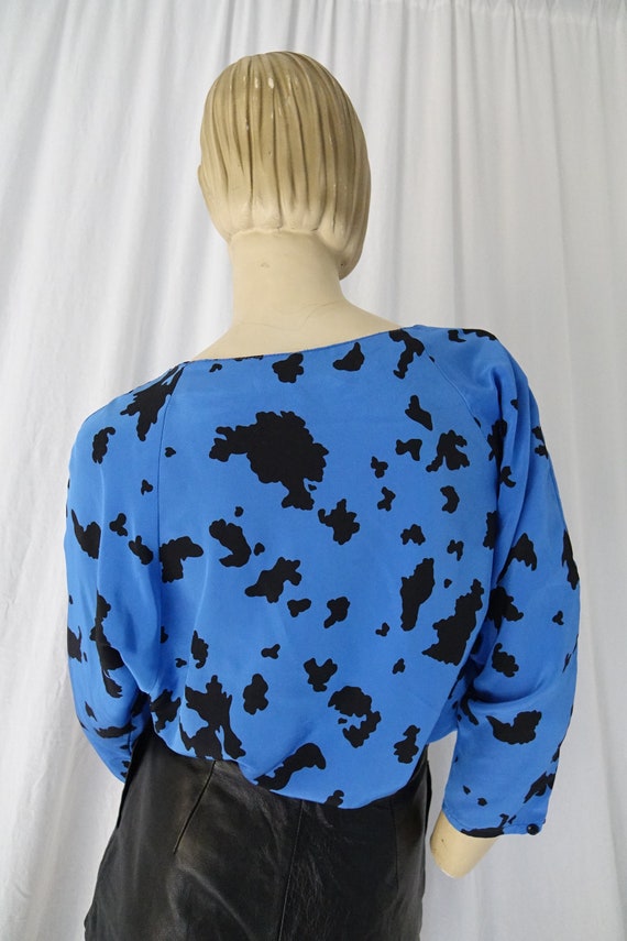 raglan abstract cow print blue black satiny blous… - image 7