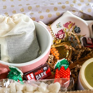 Tee-Liebhaber-Geschenkbox | Tee-Set mit Becher, Infuser, Süßigkeiten & Zubehör | Gemütliches Tee Geschenk | Einzigartiges Geburtstags- oder Weihnachtsgeschenk | Self Care Paket